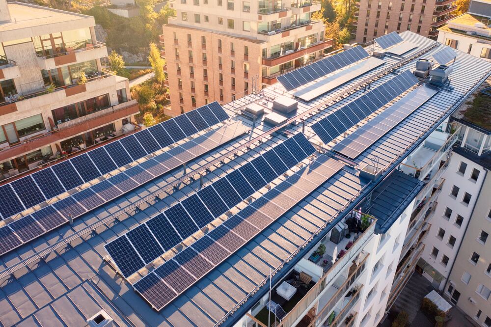 Für Betreiber von Photovoltaik-Anlagen verändert sich die wirtschaftliche Ausgangslage. Intelligente Steuerung hilft, Einspeisung, Speicherung und lokalen Verbrauch besser auf Markt- und Netzsignale abzustimmen.